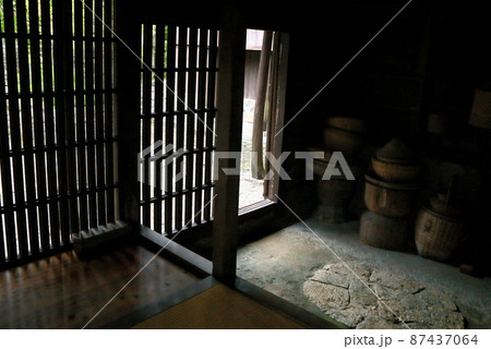 沖縄の中村家住宅台所 87437064