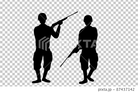 拿著步槍、戰爭和 sabage 的兩名士兵的剪影 87437142