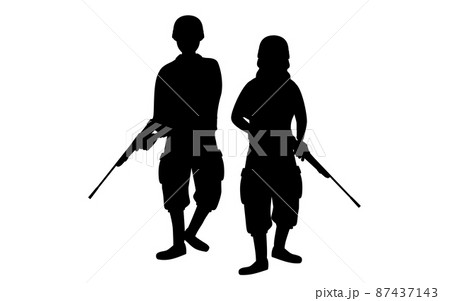 ライフル銃を構える兵士2人のシルエット、戦争やサバゲー 87437143