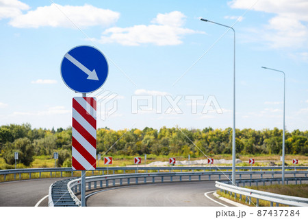 Direction sign detour on the right against the sky. Direction sign detour on the right against the sky. 87437284