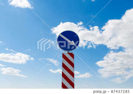 Direction sign detour on the right against the sky. Direction sign detour on the right against the sky. 87437285