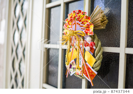 玄関に飾ったしめ縄 87437344