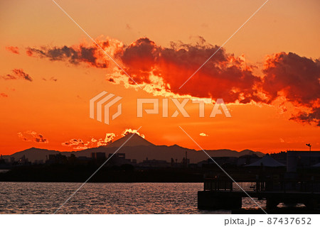 夕暮れの空 87437652