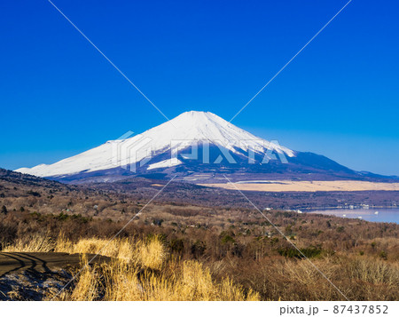 冬の富士山と山中湖 87437852