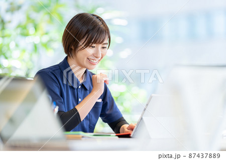 介護イメージ　介護士　リモート介護　IT化　撮影協力：WEEK芝大門（サンフロンティア不動産)  87437889