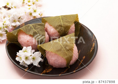 春の和菓子桜餅_道明寺餅_背景ピンク 春の和菓子桜餅_道明寺餅_背景ピンク 87437898