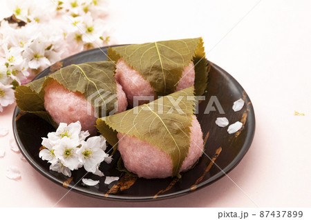 春の和菓子桜餅_長明寺餅_背景ピンク 87437899