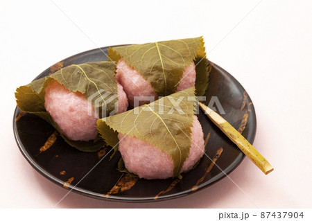 春の和菓子桜餅_長明寺餅_背景ピンク 87437904