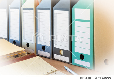 ファイルボックスでデスクの整理　A4判ペーパーボックスで書類整理 87438099