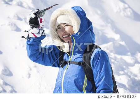 冬山登山をする若い女性 87438107