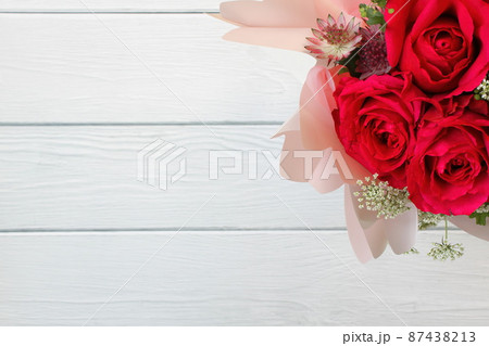赤いバラとかすみ草とアストランティアの花束 赤いバラとかすみ草とアストランティアの花束 87438213