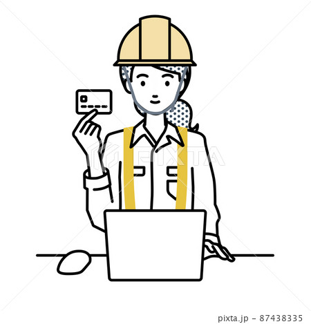 デスクで座ってPCを使いながらクレジットカードを手に持っている工事現場の女性 87438335