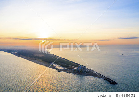 日の出の富津岬と東京湾　（千葉県富津市）	 87438401
