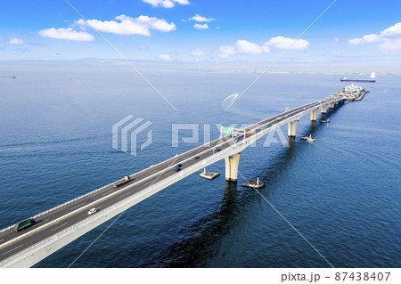 早朝の東京湾アクアライン	 87438407