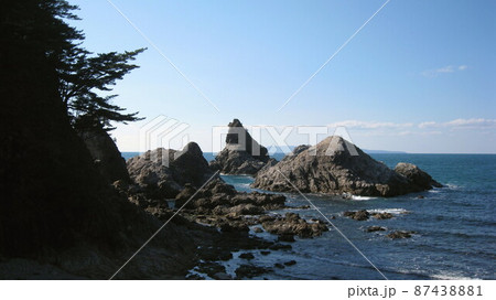 早春の青空と眼鏡岩と日本海 早春の青空と眼鏡岩と日本海 87438881