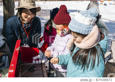 キャンプで焼きマシュマロを作る子供たち キャンプで焼きマシュマロを作る子供たち 87438971