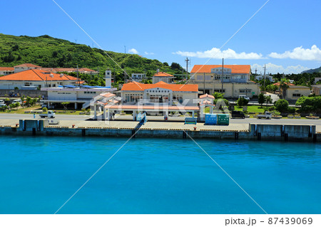 沖縄　海から見た渡名喜島の港 87439069