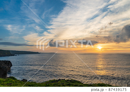 南の島の岬から見る水平線に沈む夕日 南の島の岬から見る水平線に沈む夕日 87439175