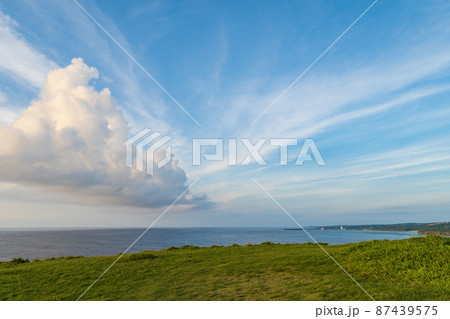 南の島の岬から見る夕方の空に浮かぶ雲 鹿児島県 沖永良部島 半崎 の写真素材