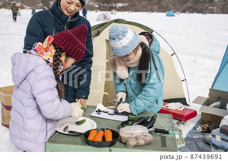 キャンプ　料理を作る子ども 87439691