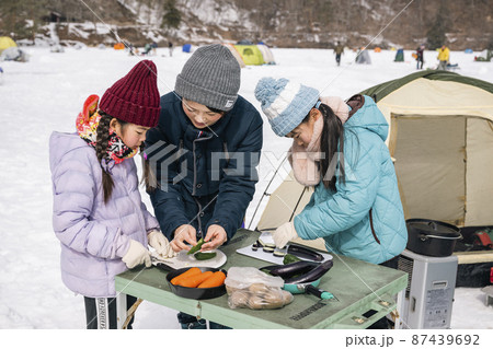 キャンプ 料理を作る子ども キャンプ 料理を作る子ども 87439692