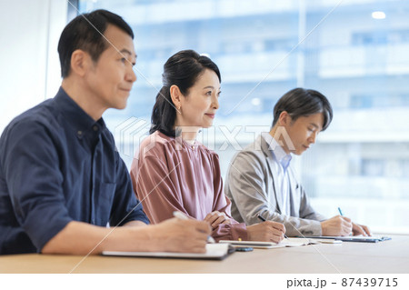 中高年のセミナー聴講者　真剣な表情のミドル女性の横顔　イメージ　撮影協力「LINK FOREST」 87439715