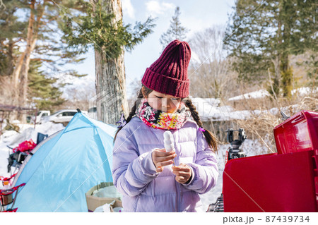 キャンプで焼きマシュマロを作る子供たち 87439734