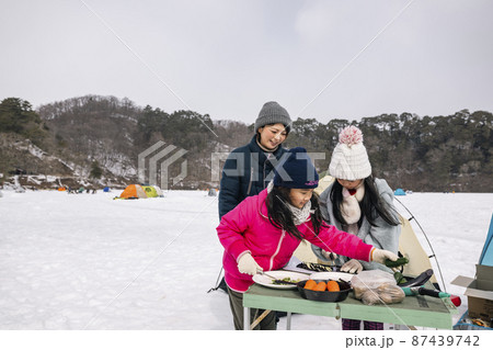 キャンプ 料理を作る子ども キャンプ 料理を作る子ども 87439742
