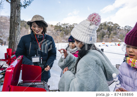 キャンプで焼きマシュマロを作る子供 87439866