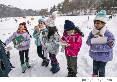 自然環境を学ぶ野外活動中の小学生のグループ SDGsへの取り組みを学ぶ 自然環境を学ぶ野外活動中の小学生のグループ SDGsへの取り組みを学ぶ 87439901