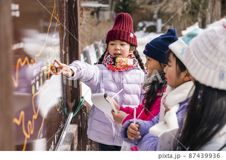 自然環境を学ぶ野外活動中の小学生のグループ SDGsへの取り組みを学ぶ 自然環境を学ぶ野外活動中の小学生のグループ SDGsへの取り組みを学ぶ 87439936