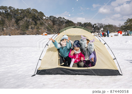冬キャンプ　テントの中の子ども 87440058