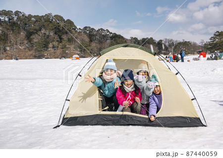 冬キャンプ テントの中の子ども 冬キャンプ テントの中の子ども 87440059