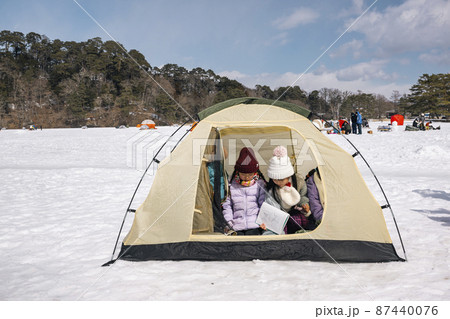 冬キャンプ テントの中の子ども 冬キャンプ テントの中の子ども 87440076