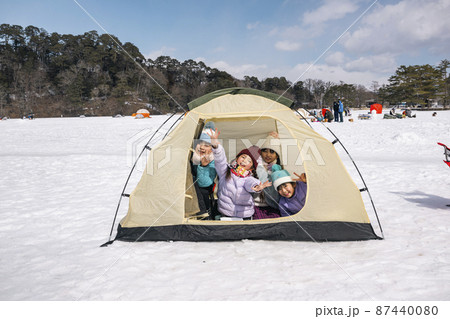 冬キャンプ テントの中の子ども 冬キャンプ テントの中の子ども 87440080