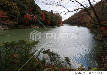 日本の川景色：大悲閣千光寺入り口付近から眺めた保津川渓谷の眺め 87440118