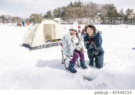 氷上でワカサギ釣りをする女の子 冬キャンプ 氷上でワカサギ釣りをする女の子 冬キャンプ 87440154