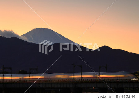 暮れ行く富士山のシルエットと、流れるVSEロマンスカー　引退 87440344
