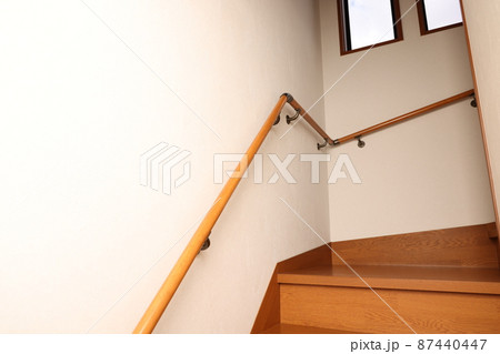 木造住宅の階段と手摺 木造住宅の階段と手摺 87440447