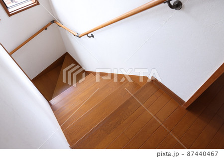 木造住宅の階段と手摺 87440467