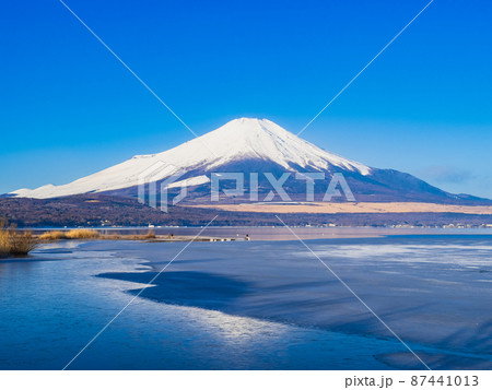 山中湖から眺める冬の富士山　朝景 87441013