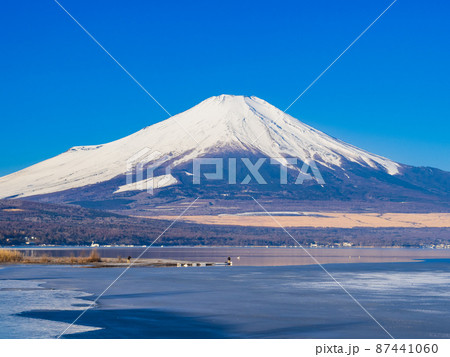 山中湖から眺める冬の富士山 朝景 山中湖から眺める冬の富士山 朝景 87441060