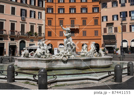ネプチューンの噴水 ナヴォーナ広場(ローマ イタリア) ネプチューンの噴水 ナヴォーナ広場(ローマ イタリア) 87441155