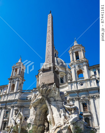 四大河の噴水　ナヴォーナ広場（ローマ　イタリア） 87441161