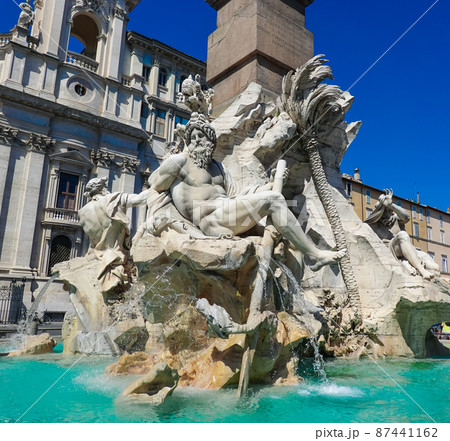 四大河の噴水 ナヴォーナ広場（ローマ イタリア）の写真素材 [87441162 