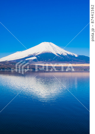 山中湖から眺める逆さ富士　冬景 87441562