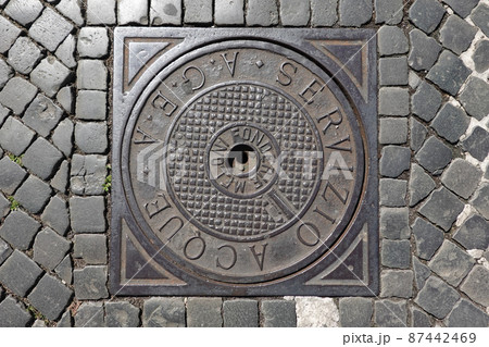 ナヴォーナ広場のマンホール（ローマ　イタリア） 87442469