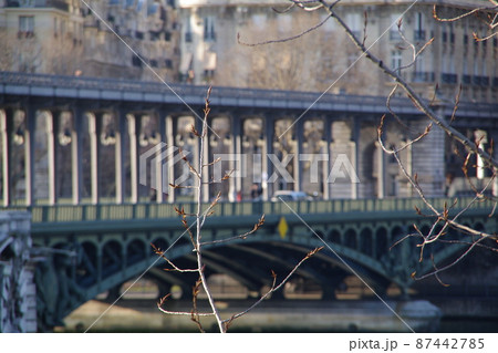 セーヌ川にかかるビラケム橋 87442785