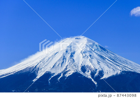 （山梨県）快晴の空と雪積もる富士山 87443098