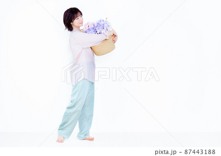 花バケットを抱える春コーデのショートボブの女性 87443188